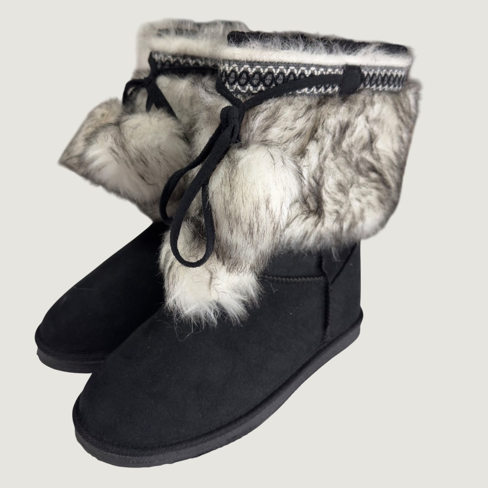 3201 | NEW Fairbanks Faux Fur Trim Pom Pom Winter Boots Black Womens 8